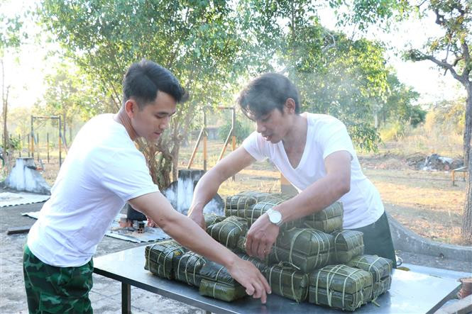 Chiến sĩ Đồn biên phòng Ea Rvê chuẩn bị bánh chưng tặng nhân dân xã biên giới Ea Rvê, huyện Ea Súp. Ảnh: Tuấn Anh – TTXVN Mang Xuân về vùng biên Đắk Lắk ảnh 2