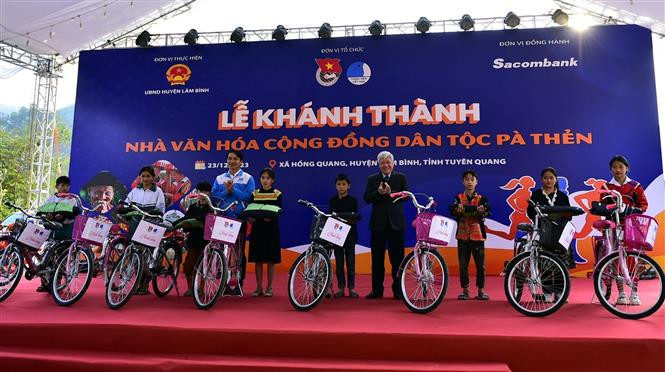 Ban Tổ chức tặng xe đạp cho học sinh có hoàn cảnh khó khăn xã Hồng Quang. Ảnh: Quang Cường - TTXVN Khánh thành Nhà văn hóa cộng đồng dân tộc Pà Thẻn, Tuyên Quang ảnh 3