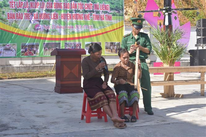 Bà con dân tộc Chứt trình diễn tiết mục đàn môi đặc trưng. Ảnh: TTXVN phát Độc đáo Tết Chăm Cha Bới của đồng bào Chứt ảnh 2