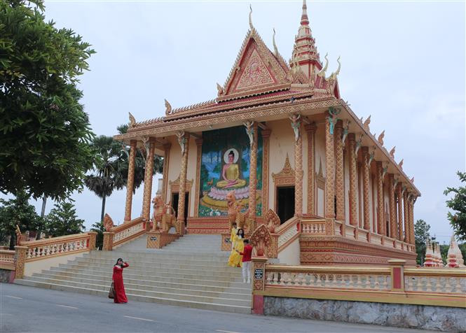 Chùa Xiêm Cán của đồng bào Khmer (xã Vĩnh Trạch Đông, thành phố Bạc Liêu), điểm du lịch sinh thái nông thôn thu hút nhiều du khách tham quan. Ảnh: Tuấn Kiệt - TTXVN Định hướng phát triển du lịch nông thôn tại Bạc Liêu ảnh 3