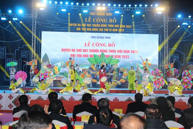 Chương trình nghệ thuật chào mừng Lễ công bố. Ảnh: Thanh Vân-TTXVN Huyện miền núi Ba Chẽ đạt chuẩn nông thôn mới ảnh 1