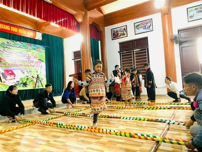 Thiếu nhi dân tộc Chứt vui nhảy sạp tại Nhà văn hóa cộng đồng của người Chứt. Ảnh: TTXVN phát Độc đáo Tết Chăm Cha Bới của đồng bào Chứt ảnh 1