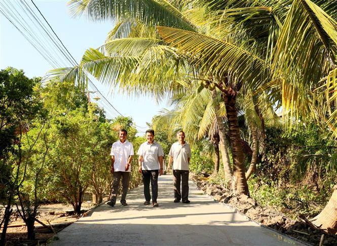 Con đường giao thông nông thôn được hoàn thành từ sự chung tay góp sức của chính quyền địa phương, nhà thờ và đồng bào công giáo xã Chánh An, huyện Mang Thít. Ảnh:Lê Thúy Hằng - TTXVN Đồng bào Công giáo Vĩnh Long sống “tốt đời đẹp đạo”, lan tỏa những giá trị tốt đẹp ảnh 4