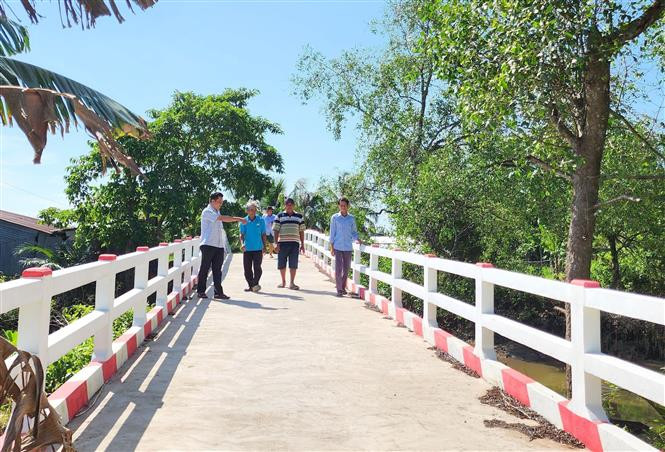 Cầu giao thông nông thôn được hoàn thành từ sự chung tay góp sức của chính quyền địa phương và đồng bào công giáo xã Chánh An, huyện Mang Thít. Ảnh: Lê Thúy Hằng - TTXVN Đồng bào Công giáo Vĩnh Long sống “tốt đời đẹp đạo”, lan tỏa những giá trị tốt đẹp ảnh 2
