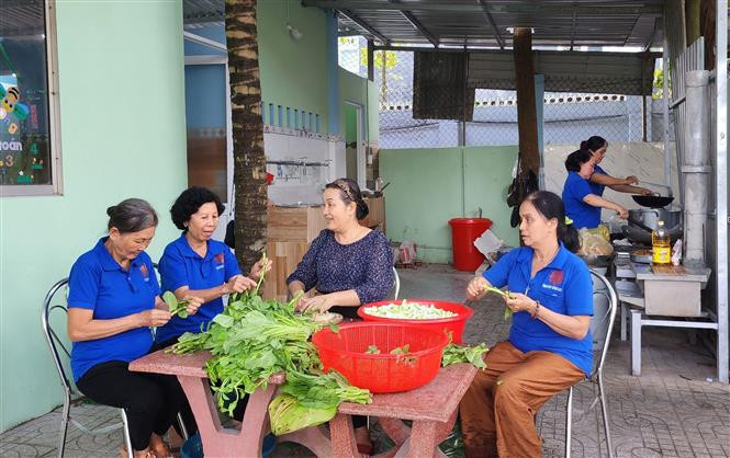 Các nhóm thiện nguyện tham gia nấu ăn tại Bếp ăn 5.000 đồng của Nhà thờ Phường 4, thành phố Vĩnh Long, tỉnh Vĩnh Long. Ảnh: Lê Thúy Hằng - TTXVN Đồng bào Công giáo Vĩnh Long sống “tốt đời đẹp đạo”, lan tỏa những giá trị tốt đẹp ảnh 3