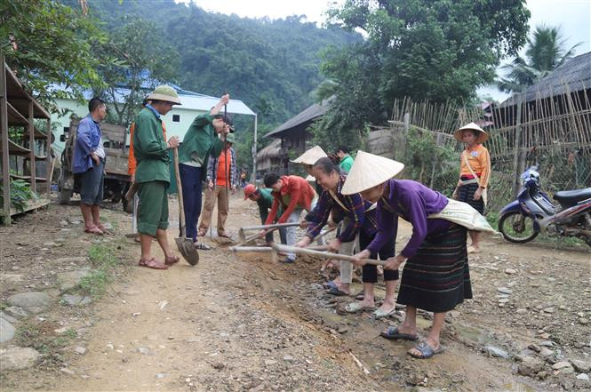 Người dân bản Na Ngân, xã Nga My (Tương Dương, Nghệ An) tham gia sửa đường nội bản. Ảnh: Xuân Tiến - TTXVN Nhịp sống yên bình giữa đại ngàn Pù Huống ảnh 6