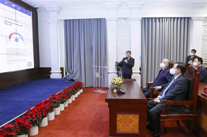 Chủ tịch Quốc hội Vương Đình Huệ và các đại biểu xem một phiên xét xử trực tuyến qua Trung tâm giám sát, điều hành, phầm mềm trợ lý ảo cho thẩm phán, nền tảng xét xử trực tuyến của Toà án nhân dân. Ảnh: Doãn Tấn - TTXVN Chủ tịch Quốc hội Vương Đình Huệ dự Lễ khánh thành 4 ứng dụng công nghệ thông tin trong lĩnh vực Tòa án ảnh 3
