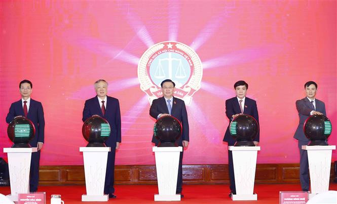 Chủ tịch Quốc hội Vương Đình Huệ và các đại biểu thực hiện nghi thức khánh thành. Ảnh: Doãn Tấn - TTXVN Chủ tịch Quốc hội Vương Đình Huệ dự Lễ khánh thành 4 ứng dụng công nghệ thông tin trong lĩnh vực Tòa án ảnh 1