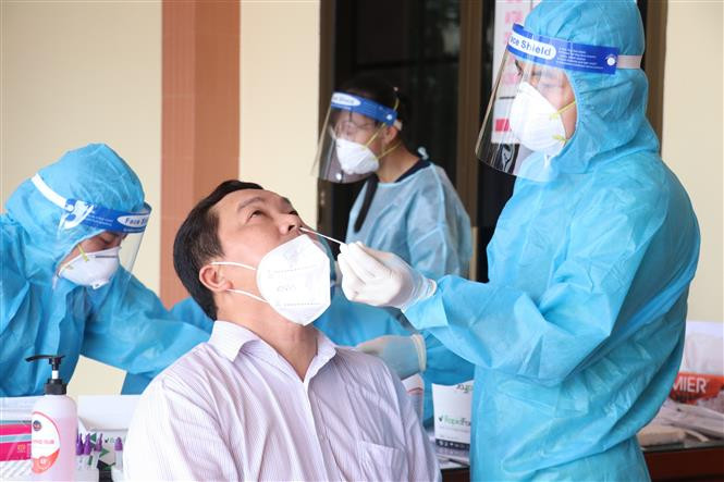 Theo thống kê, ca bệnh ghi nhận tại cộng đồng chiếm tỷ lệ tới 79,03%, cơ sở lao động là 20,01%, khu cách ly 0,14% và nhân viên y tế (0,82%). Ảnh: Chương Đài - TTXVN Dịch COVID-19: Cả nước ghi nhận 16.553 ca mắc mới, có 12.055 ca trong cộng đồng ảnh 1