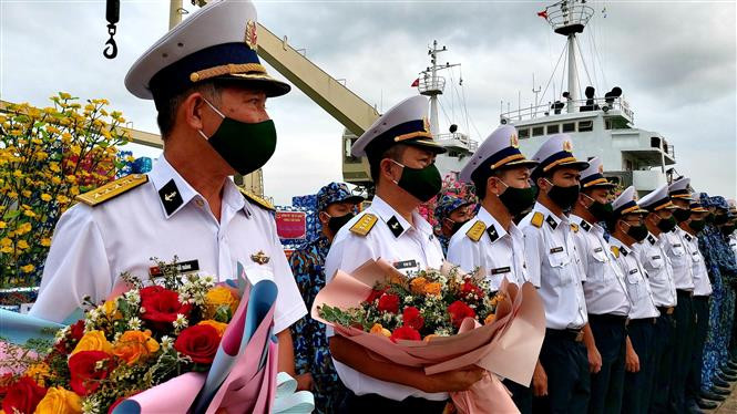 Thành viên đoàn công tác Bộ Tư lệnh Vùng 2 Hải quân chuẩn bị lên đường tra thăm, chúc Tết Nhâm Dần 2022 tại các nhà giàn DK1. Ảnh: Thu Hiền - TTXVN Mang Tết ra các "cột mốc chủ quyền" trên biển ảnh 1