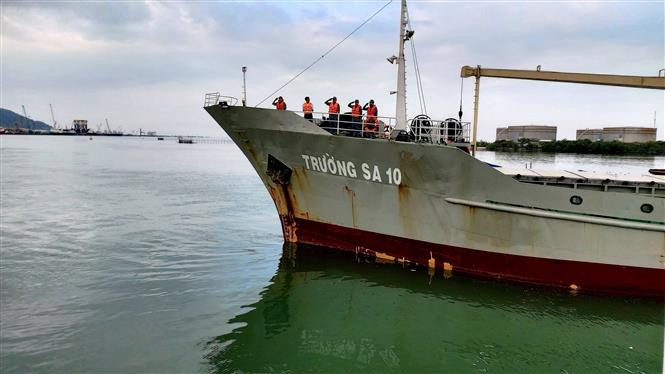 Tàu Trường Sa 10 rời Quân cảng Lữ đoàn 171 đưa đoàn công tác số 1 Bộ Tư lệnh Vùng 2 Hải quân đi thăm, chúc Tết tại các nhà giàn DK1. Ảnh: Thu Hiền - TTXVN Mang Tết ra các "cột mốc chủ quyền" trên biển ảnh 6