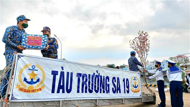 Những thùng quà, cành đào được chiến sỹ cẩn thận đưa lên tàu Trường Sa 19. Ảnh: Thu Hiền - TTXVN Mang Tết ra các "cột mốc chủ quyền" trên biển ảnh 2