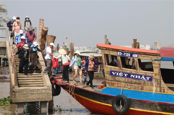 Du khách tham quan khu du lịch Thới Sơn, thành phố Mỹ Tho. Ảnh: Minh Trí - TTXVN Đa dạng hóa sản phẩm du lịch hướng đến phát triển bền vững ảnh 1