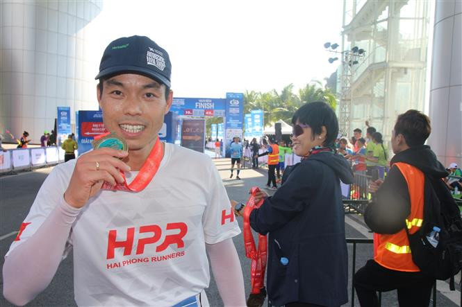 Vận động viên phấn khích khi hoàn thành cự ly chạy full marathon. Ảnh: Thanh Vân-TTXVN Khoảng 9.100 người tham gia Giải Marathon Quốc tế Di sản Hạ Long 2023 ảnh 6