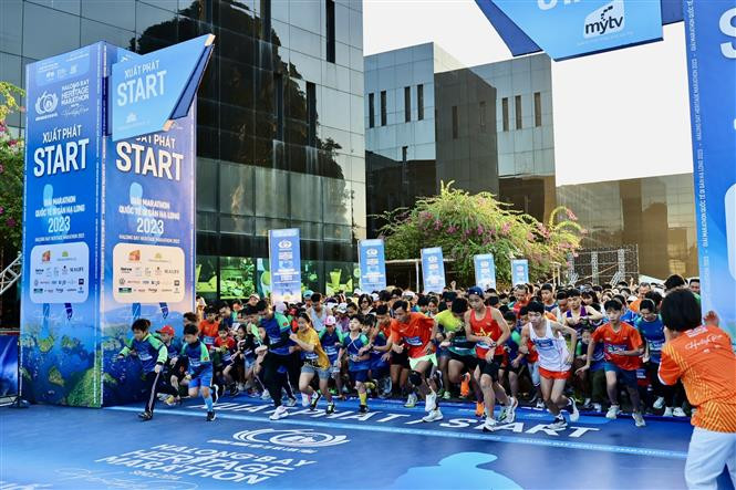 Ở cự ly 5km thu hút đông đảo vận động viên, trong đó có nhiều trẻ em. Ảnh: Thanh Vân-TTXVN Khoảng 9.100 người tham gia Giải Marathon Quốc tế Di sản Hạ Long 2023 ảnh 1