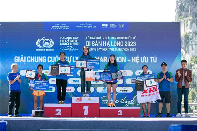 Ban tổ chức trao giải cho các vận động viên nữ đạt thành tích cao ở cự ly 42km. Ảnh: Thanh Vân-TTXVN Khoảng 9.100 người tham gia Giải Marathon Quốc tế Di sản Hạ Long 2023 ảnh 7
