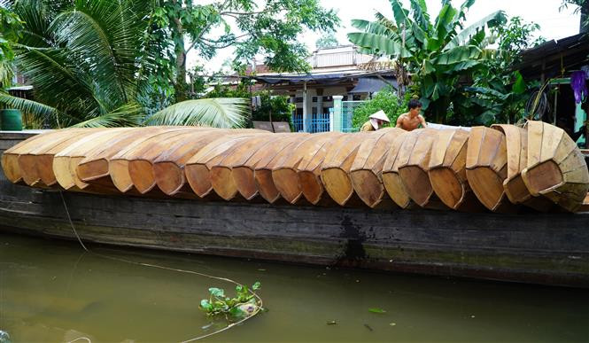 Những chiếc xuồng của Làng nghề đóng xuồng, ghe rạch Bà Đài được chuẩn bị chở đi tiêu thụ tại tỉnh Bến Tre. Ảnh: Nhựt An - TTXVN Đìu hiu làng nghề đóng xuồng, ghe trăm tuổi ảnh 3
