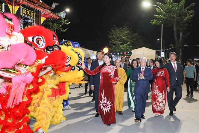 Các đại biểu chung vui với nhân dân tại ngày hội. Ảnh: Nguyễn Thắng - TTXVN Hà Nội lần đầu tiên tổ chức Ngày hội Đại đoàn kết toàn dân tộc quy mô cấp thành phố ảnh 3