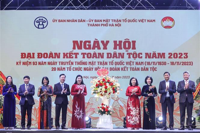 Các đại biểu dự ngày hội. Ảnh: Nguyễn Thắng - TTXVN Hà Nội lần đầu tiên tổ chức Ngày hội Đại đoàn kết toàn dân tộc quy mô cấp thành phố ảnh 1