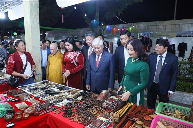 Các đại biểu tham quan các gian hàng trưng bày tại ngày hội. Ảnh: Nguyễn Thắng - TTXVN Hà Nội lần đầu tiên tổ chức Ngày hội Đại đoàn kết toàn dân tộc quy mô cấp thành phố ảnh 4