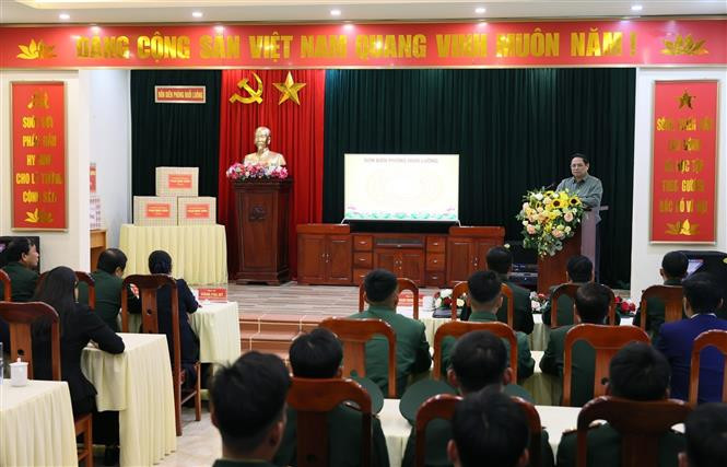 Thủ tướng Phạm Minh Chính giao nhiệm vụ cho cán bộ, chiến sỹ Đồn Biên phòng Huổi Luông. Ảnh: Dương Giang-TTXVN Thủ tướng Chính phủ Phạm Minh Chính thăm và làm việc tại Lai Châu ảnh 6