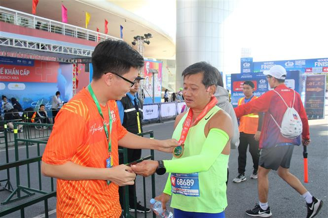 Ông Đoàn Ngọc Hải hoàn thành nội dung chạy nam 42km ở Giải Marathon Quốc tế Di sản Hạ Long 2023. Ảnh:Thanh Vân-TTXVN Khoảng 9.100 người tham gia Giải Marathon Quốc tế Di sản Hạ Long 2023 ảnh 5