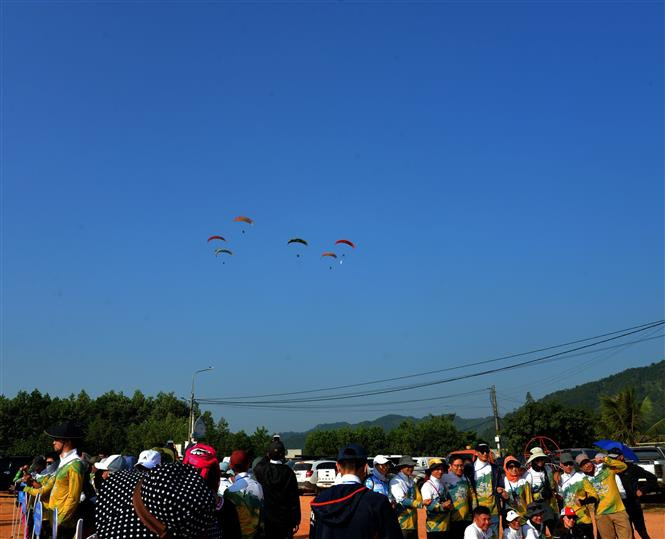 Các phi công dù lượn chuyên nghiệp trình diễn tại Festival " Bay trên mùa vàng Bình Liêu 2022". Ảnh: Thanh Vân - TTXVN Festival “Bay trên mùa vàng Bình Liêu 2022” ảnh 3