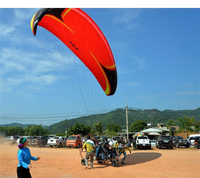 Festival “Bay trên mùa vàng Bình Liêu 2022” thu hút nhiều phi công đến tham gia trải nghiệm. Ảnh: Thanh Vân - TTXVN Festival “Bay trên mùa vàng Bình Liêu 2022” ảnh 1