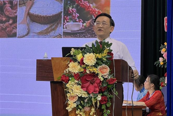 Ông Trần Quốc Tuấn, Thường vụ tỉnh uỷ, Trưởng Ban Tuyên giáo tỉnh Trà Vinh phát biểu tại Hội thảo. Ảnh: Ánh Tuyết - TTXVN Thúc đẩy liên kết vùng để Đồng bằng sông Cửu Long “cất cánh” ảnh 2