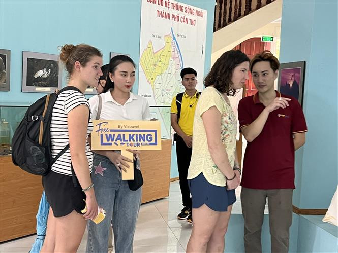 Du khách nước ngoài hứng thú với mô hình du lịch mới. Ảnh: Ánh Tuyết - TTXVN Độc đáo mô hình du lịch Free Walking Tour tại Cần Thơ ảnh 3