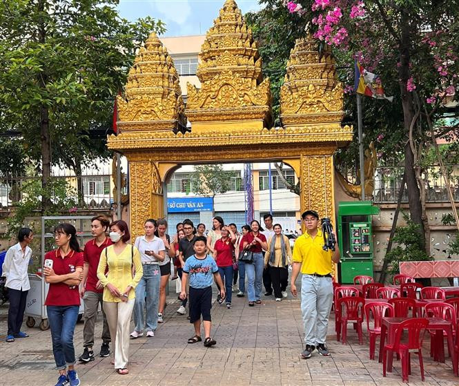 Du khách tham quan chùa Pitu Khôsa Răngsây. Ảnh: Ánh Tuyết - TTXVN Độc đáo mô hình du lịch Free Walking Tour tại Cần Thơ ảnh 1