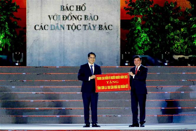 Trao biểu trưng 100 căn nhà Đại đoàn kết nhân Tháng cao điểm Vì người nghèo năm 2023 cho đại diện lãnh đạo tỉnh Sơn La (bên trái). Ảnh: Quang Quyết-TTXVN Chủ tịch Quốc hội Vương Đình Huệ dự khai mạc Lễ hội Cà phê tỉnh Sơn La lần thứ nhất ảnh 6