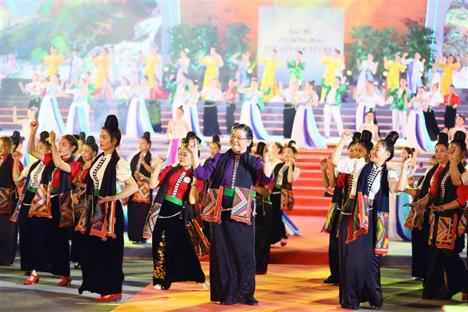 Nguyên Ủy viên Bộ Chính trị, nguyên Phó Chủ tịch Thường trực Quốc hội Tòng Thị Phóng dự và tham gia vòng xòe đại đoàn kết tại lễ khai mạc. Ảnh: Quang Quyết-TTXVN Chủ tịch Quốc hội Vương Đình Huệ dự khai mạc Lễ hội Cà phê tỉnh Sơn La lần thứ nhất ảnh 3