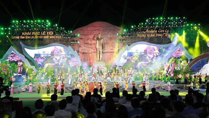 Chương trình văn nghệ khai mạc Lễ hội Cà phê tỉnh Sơn La lần thứ nhất - năm 2023. Ảnh: Doãn Tấn - TTXVN Chủ tịch Quốc hội Vương Đình Huệ dự khai mạc Lễ hội Cà phê tỉnh Sơn La lần thứ nhất ảnh 2