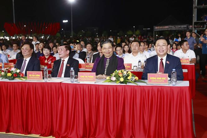 Chủ tịch Quốc hội Vương Đình Huệ và đại biểu dự khai mạc Lễ hội Cà phê tỉnh Sơn La lần thứ nhất - năm 2023. Ảnh: Doãn Tấn - TTXVN Chủ tịch Quốc hội Vương Đình Huệ dự khai mạc Lễ hội Cà phê tỉnh Sơn La lần thứ nhất ảnh 1