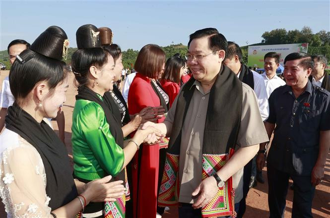 Chủ tịch Quốc hội Vương Đình Huệ tiếp xúc với bà con vùng trồng cà phê tại bản Hoàng Văn Thụ, xã Hua La, thành phố Sơn La. Ảnh: Doãn Tấn – TTXVN Chủ tịch Quốc hội Vương Đình Huệ thăm vùng trồng và dự Lễ khánh thành Nhà máy chế biến cà phê Sơn La ảnh 1
