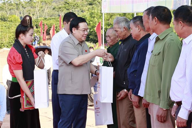 Chủ tịch Quốc hội Vương Đình Huệ tặng quà cho các gia đình chính sách tại Hội thi Nhà nông đua tài trong Lễ hội cà phê. Ảnh: Doãn Tấn – TTXVN Chủ tịch Quốc hội Vương Đình Huệ thăm vùng trồng và dự Lễ khánh thành Nhà máy chế biến cà phê Sơn La ảnh 4