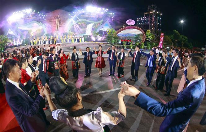 Chủ tịch Quốc hội Vương Đình Huệ và đại biểu cùng chung vòng xòe đại đoàn kết. Ảnh: Doãn Tấn - TTXVN Chủ tịch Quốc hội Vương Đình Huệ dự khai mạc Lễ hội Cà phê tỉnh Sơn La lần thứ nhất ảnh 4