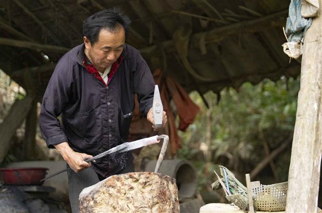 Nghệ nhân người Mông tỉnh Điện Biên thực hành nghề rèn. Ảnh: Xuân Tư – TTXVN Nghề rèn của người Mông ở Điện Biên được công nhận Di sản Văn hóa phi vật thể Quốc gia ảnh 2