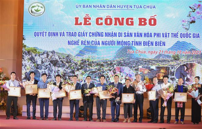 Trao Chứng nhận Di sản văn hóa phi vật thể quốc gia đối với Nghề rèn của người Mông tỉnh Điện Biên cho các lãnh đạo và chủ thể ở các địa phương trên địa bàn tỉnh. Ảnh: Xuân Tư – TTXVN Nghề rèn của người Mông ở Điện Biên được công nhận Di sản Văn hóa phi vật thể Quốc gia ảnh 1