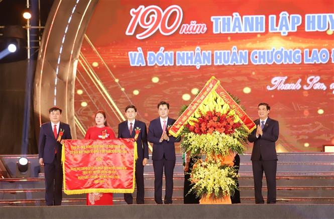 Bí thư Tỉnh ủy Phú Thọ Bùi Minh Châu tặng Cờ thi đua cho Đảng bộ, chính quyền và nhân dân huyện Thanh Sơn. Ảnh: Tạ Toàn - TTXVN Kỷ niệm 190 năm thành lập huyện Thanh Sơn, tỉnh Phú Thọ ảnh 3