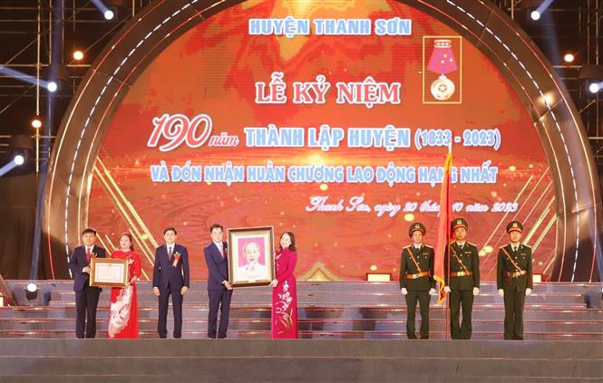 Phó Chủ tịch nước Võ Thị Ánh Xuân trao chân dung Bác Hồ và Huân chương Lao động hạng Nhất tặng Đảng bộ, chính quyền, nhân dân huyện Thanh Sơn. Ảnh: Tạ Toàn – TTXVN Kỷ niệm 190 năm thành lập huyện Thanh Sơn, tỉnh Phú Thọ ảnh 4