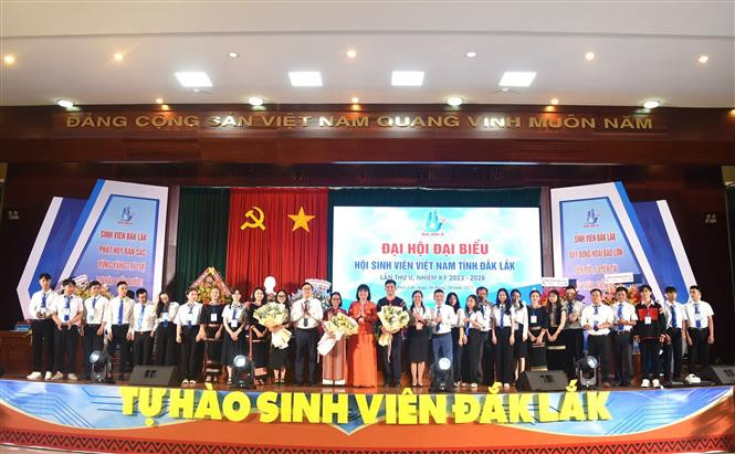 Ban Chấp hành Hội Sinh viên Việt Nam tỉnh Đắk Lắk khóa II gồm 27 đồng chí ra mắt Đại hội. Ảnh: Nguyên Dung – TTXVN Sinh viên Đắk Lắk xung kích trong thực hiện chuyển đổi số ảnh 2