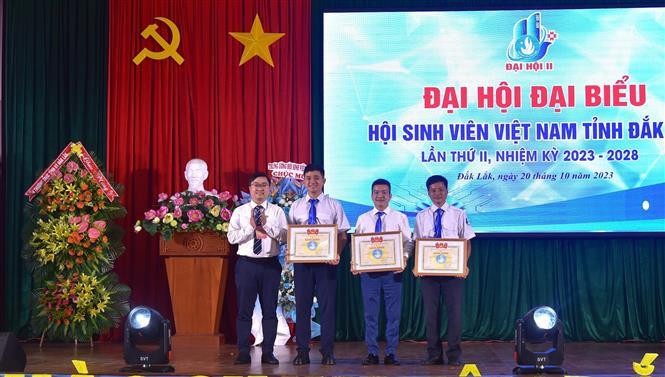 Trung ương Hội Sinh viên Việt Nam tặng Bằng khen cho 1 tập thể, 2 cá nhân có nhiều đóng góp trong công tác Hội và phong trào sinh viên nhiệm kỳ 2015 - 2023. Ảnh: Nguyên Dung – TTXVN Sinh viên Đắk Lắk xung kích trong thực hiện chuyển đổi số ảnh 3