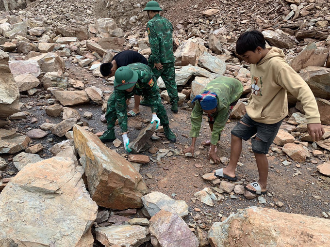 Chính quyền địa phương, lực lượng bộ đội biên phòng khắc phục các điểm sạt lở trên tuyến đường tỉnh 543D. Ảnh: TTXVN phát Nghệ An: Khẩn trương khắc phục các điểm sạt lở tại huyện miền núi Kỳ Sơn ảnh 1