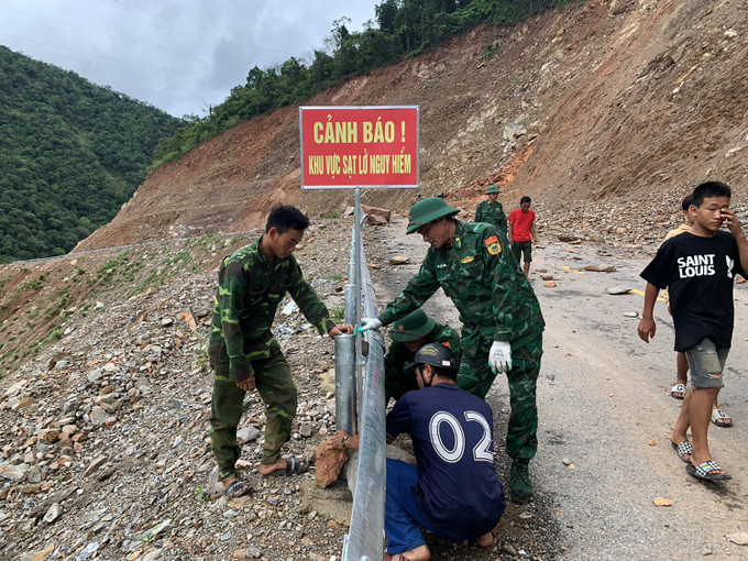 Chính quyền địa phương, lực lượng bộ đội biên phòng khắc phục các điểm sạt lở, đặt biển báo tại các vị trí nguy hiểm trên tuyến đường tỉnh 543D. Ảnh: TTXVN phát Nghệ An: Khẩn trương khắc phục các điểm sạt lở tại huyện miền núi Kỳ Sơn ảnh 2