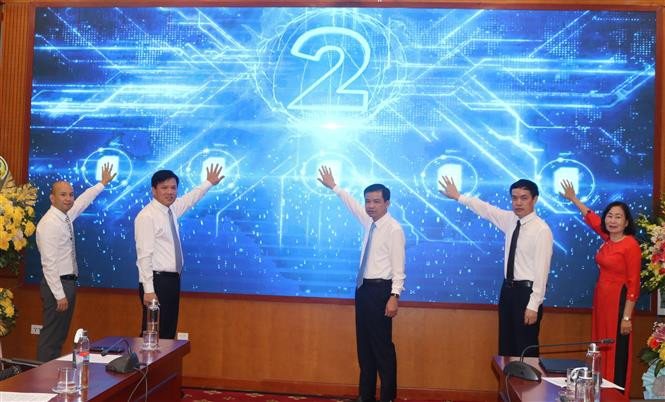 Lãnh đạo tỉnh Cao Bằng ấn nút công bố Tuyến trải nghiệm "Một thời hoa lửa" trong vùng Công viên địa chất Toàn cầu USNESCO Non nước Cao Bằng. Ảnh: Chu Hiệu-TTXVN Tuyến trải nghiệm "Một thời hoa lửa" ở vùng Công viên địa chất toàn cầu Non nước Cao Bằng ảnh 1