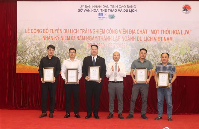 Lãnh đạo Sở Văn hóa, Thể thao và Du lịch tỉnh Cao Bằng trao chứng nhận đối tác chính thức của Mạng lưới Công viên địa chất Toàn cầu USNESCO Non nước Cao Bằng cho các đối tác. Ảnh: Chu Hiệu-TTXVN Tuyến trải nghiệm "Một thời hoa lửa" ở vùng Công viên địa chất toàn cầu Non nước Cao Bằng ảnh 3