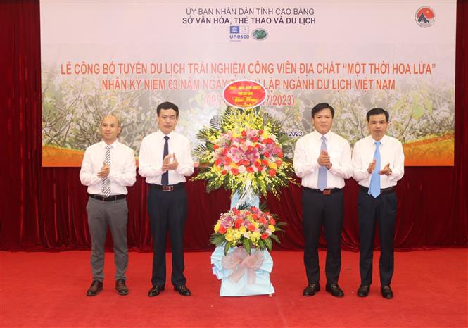 Lãnh đạo tỉnh Cao Bằng tặng hoa chúc mừng ngành Văn hóa-Thể thao và Du lịch nhân ngày thành lập ngành Du lịch Việt Nam. Ảnh: Chu Hiệu-TTXVN Tuyến trải nghiệm "Một thời hoa lửa" ở vùng Công viên địa chất toàn cầu Non nước Cao Bằng ảnh 2