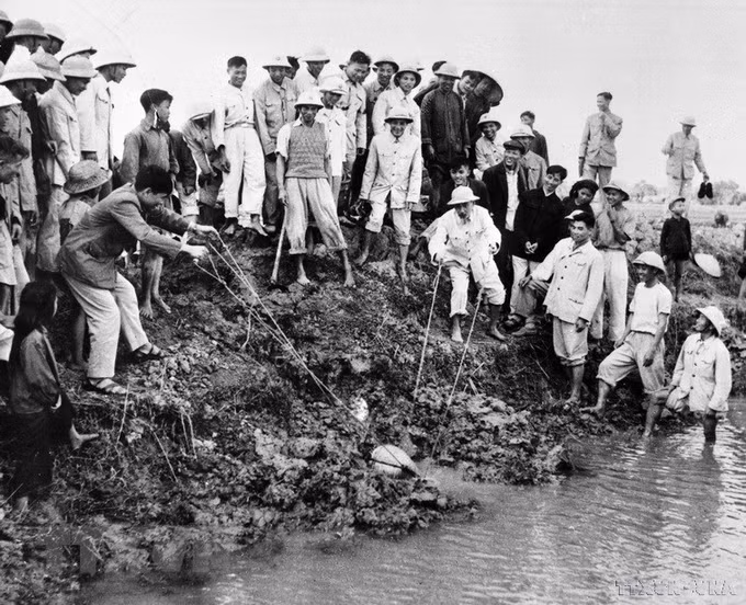 Bác Hồ - vị lãnh tụ giản dị, gần gũi với nhân dân ảnh 6